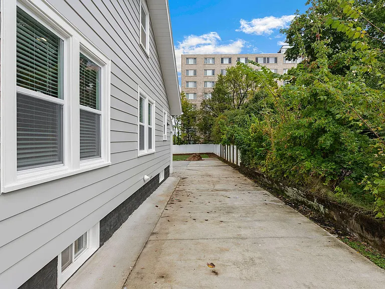 6011 44th Ave — Photo 34