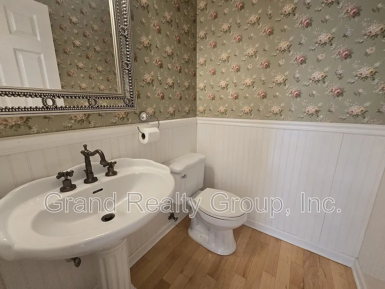 217 Lexington Ct — Photo 8