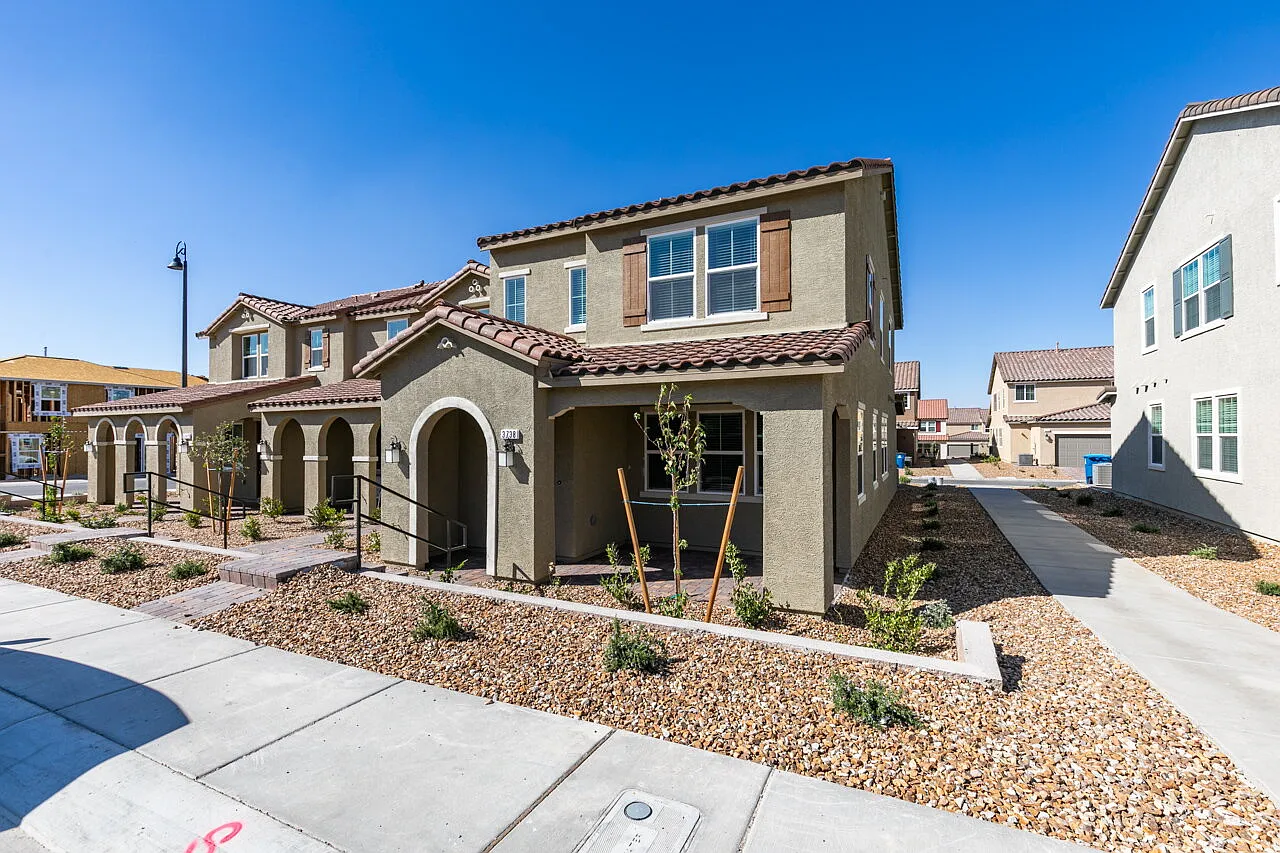 3 bed, 2.5 bath, 1809 sqft, $2,300 — Photo 3