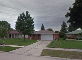 39547 Pinebrook Dr, Sterling Heights, MI 48310