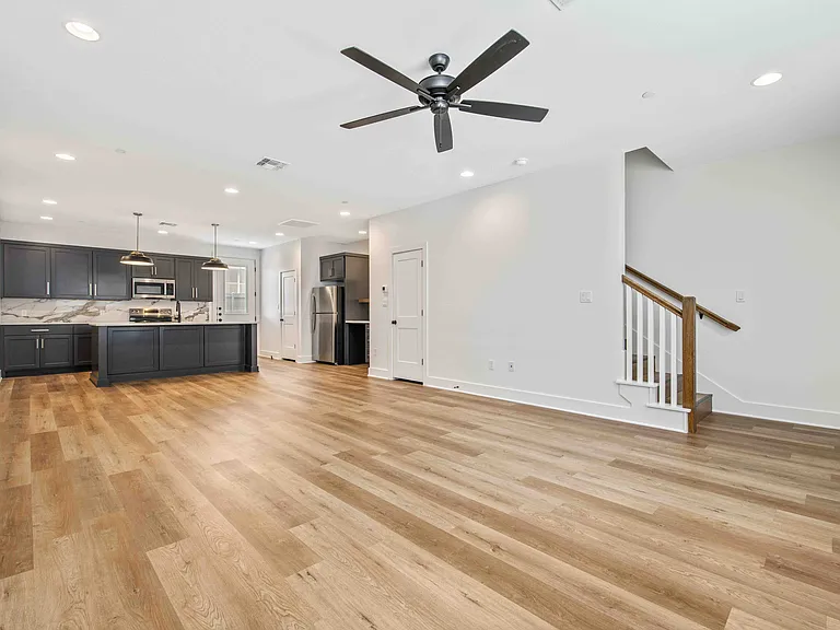 200 Live Oak St E — Photo 3