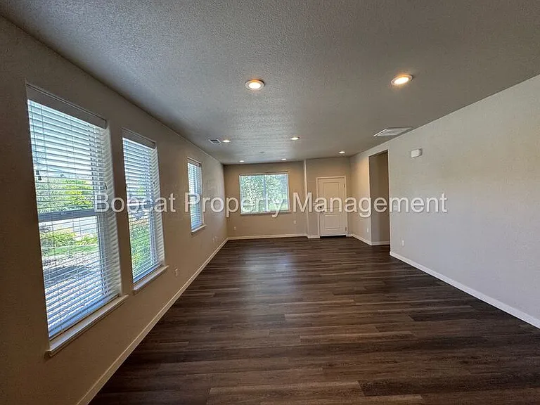 914 Garden Ct — Photo 6