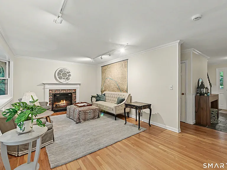 91 Raymond St — Photo 2