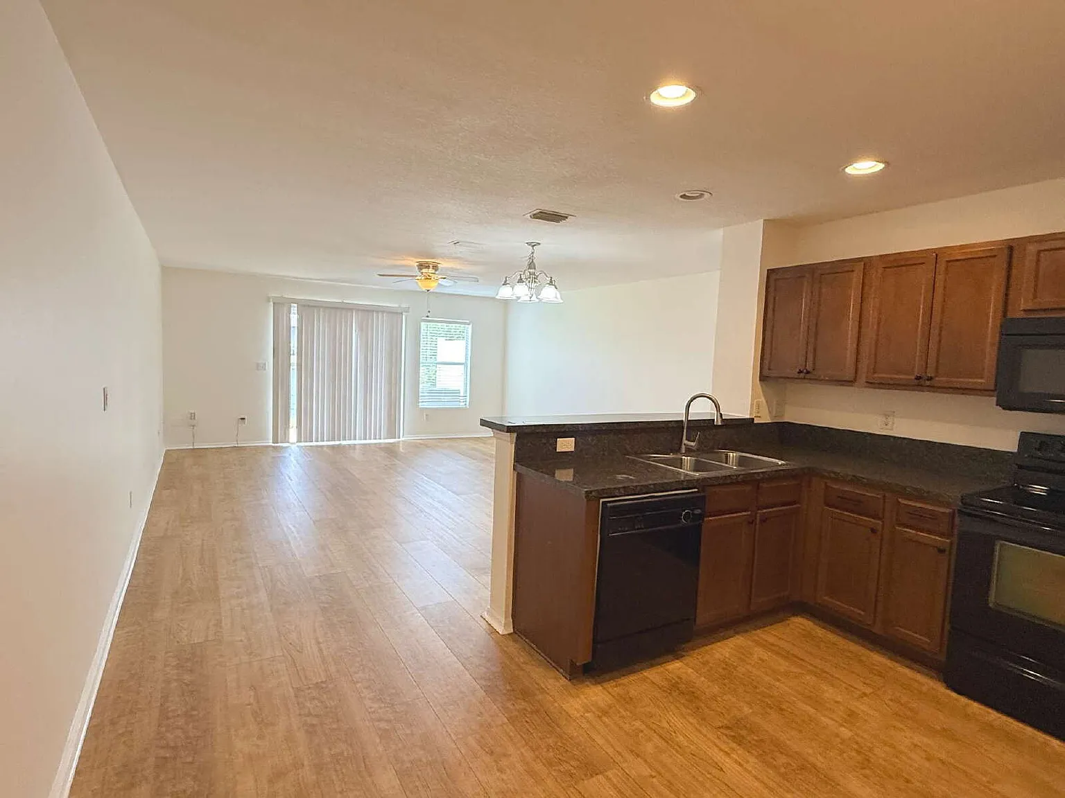 2 bed, 2.5 bath, 1304 sqft, $1,695 — Photo 4