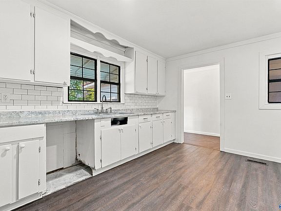 4th image of 606 8th Ave SW