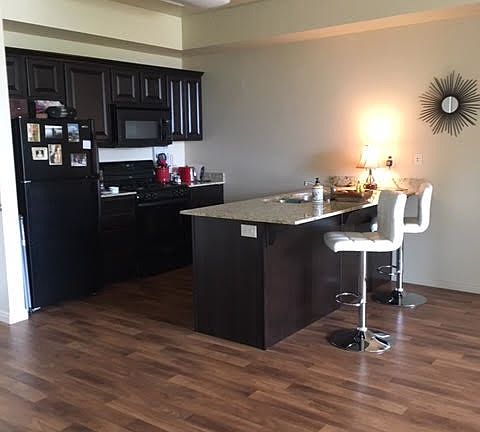 Kitchen - granite counter tops & island bar