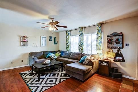 LARGE FAMILY ROOM