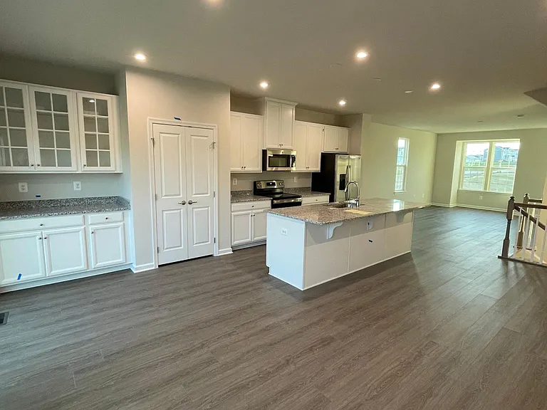 135 Dripping Spring Dr — Photo 3