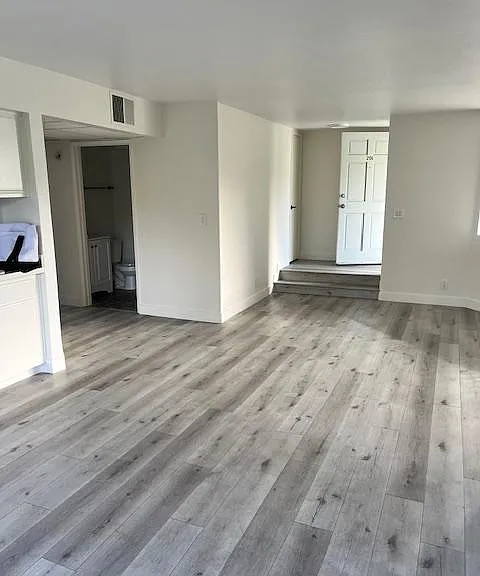 2218 N Beachwood Dr #201 — Photo 15