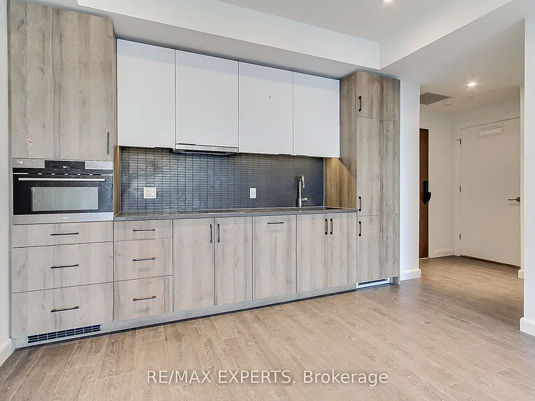 741 King St W #103 — Photo 11