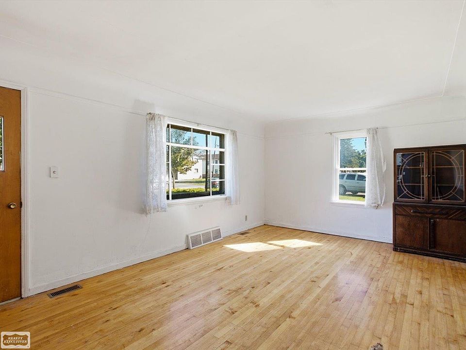 36066 Bartell St, photo 4