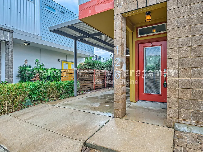 126 E Myrtle St — Photo 3