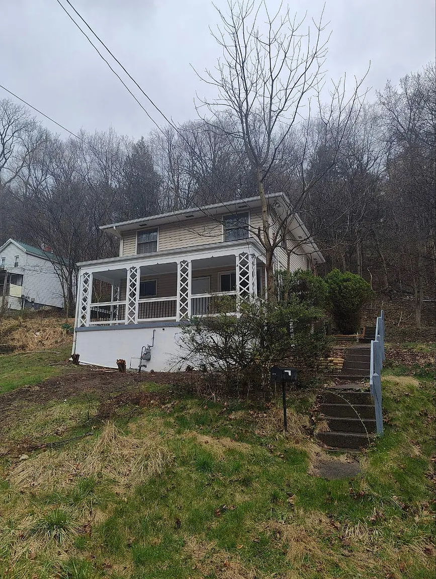 1592 Lynn Ave photo 1