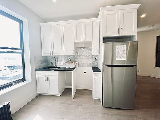 5th image of 78 Christopher St APT 10