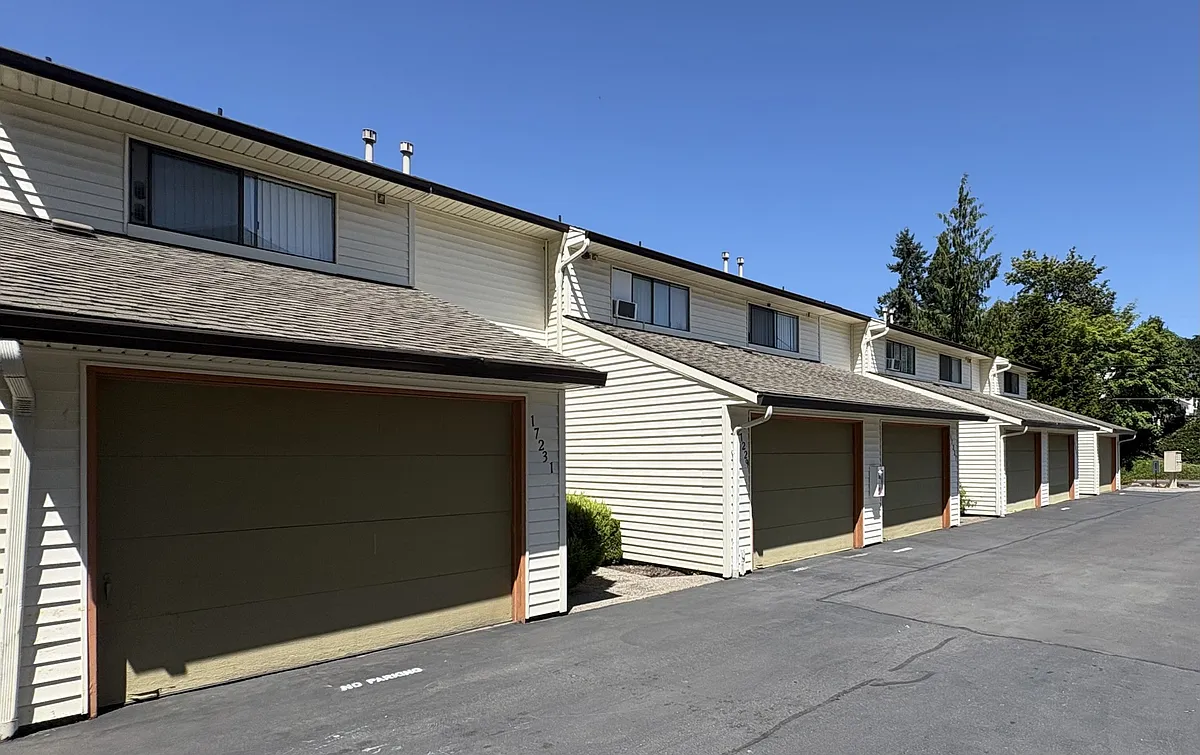 Building Photo - 17237 Webster Rd #9