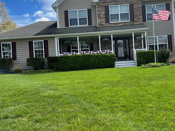 6 Ridge Ct, Center Moriches, NY 11934