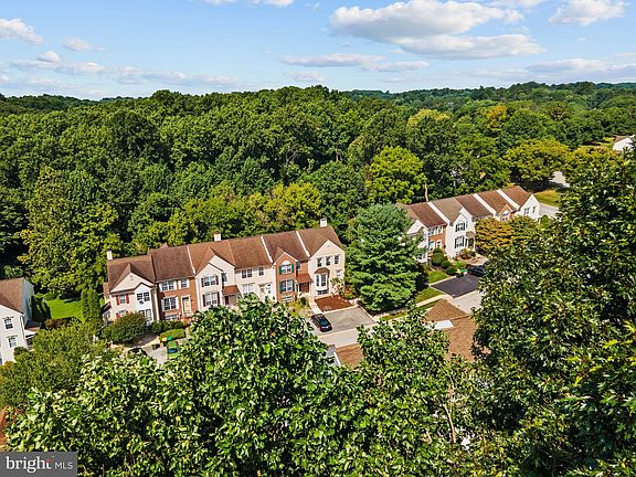 4th image of 413 Woodstock Ln