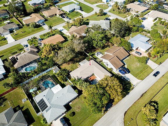 3rd image of 412 SE Seabreeze Ln