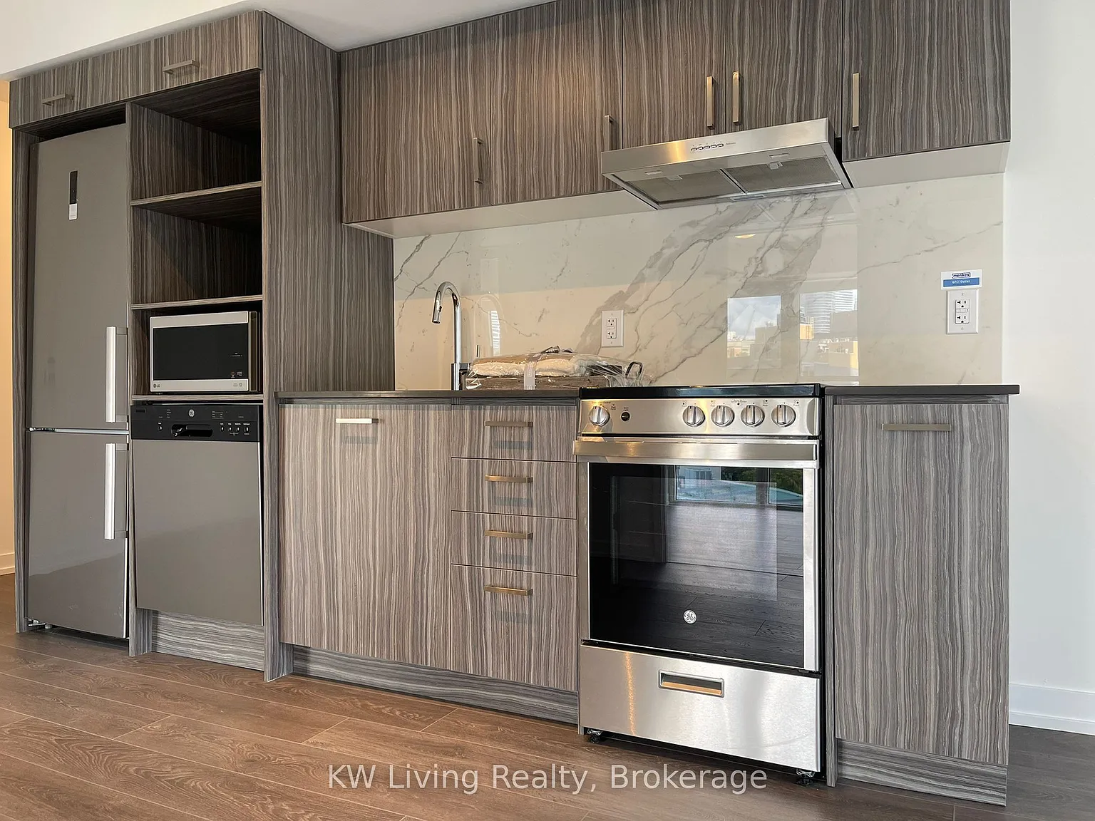 219 Dundas St E — Photo 4