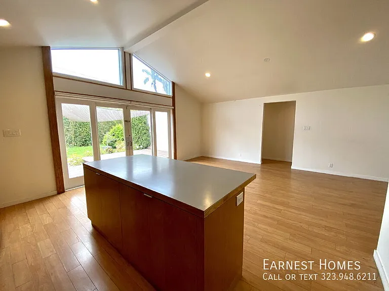 2577 S Bundy Dr — Photo 8