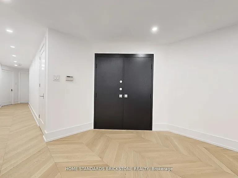 110 Bloor St W #1009 — Photo 33
