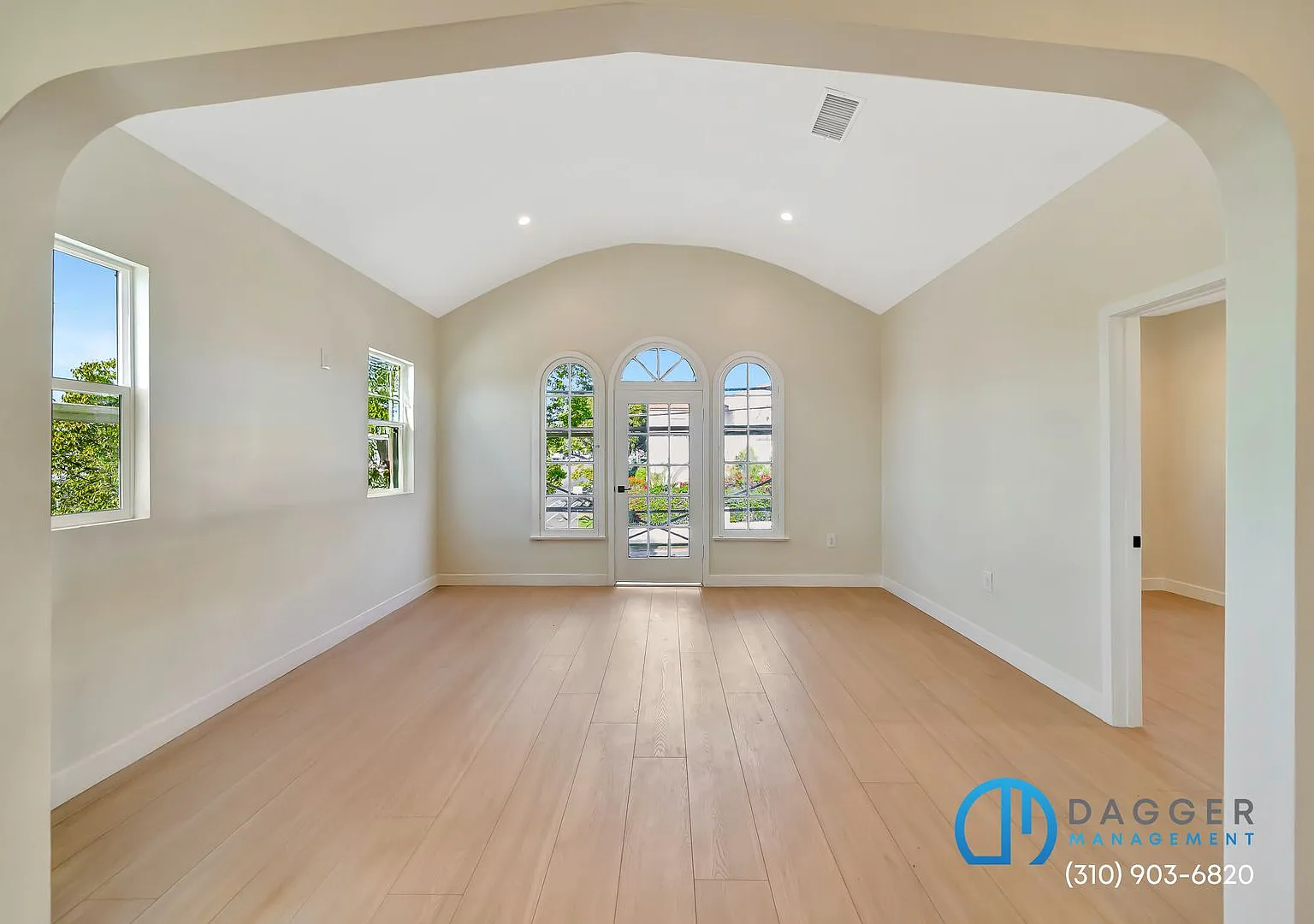 Fully Renovated 3-Bed with Central A/C & In-Unit Laundry Bright, Modern Boyle Heights Living — Photo 4