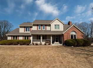 N49W16054 Graysland Dr, Menomonee Falls, WI 53051