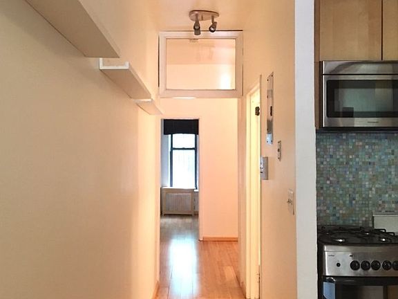 4th image of 623 E 6th St APT 2
