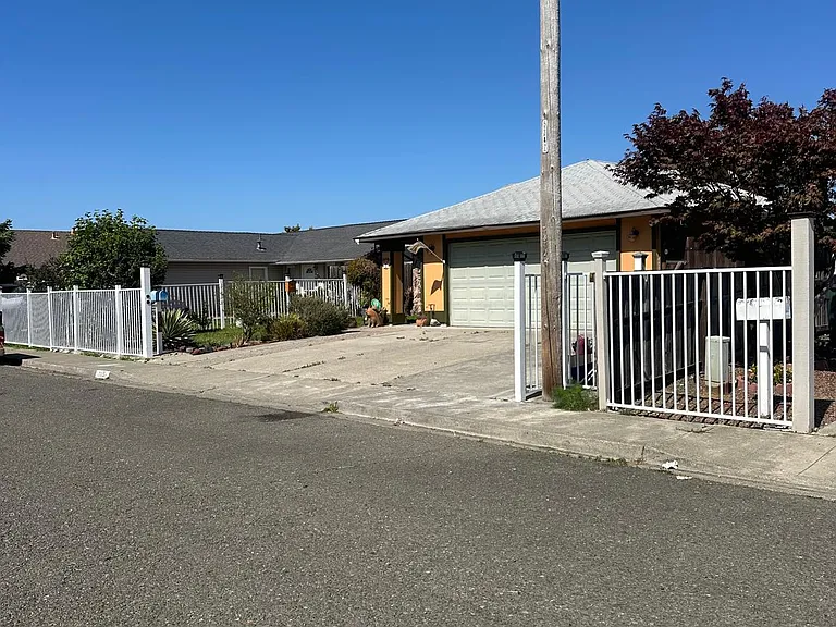 115 Azalea Ct — Photo 2