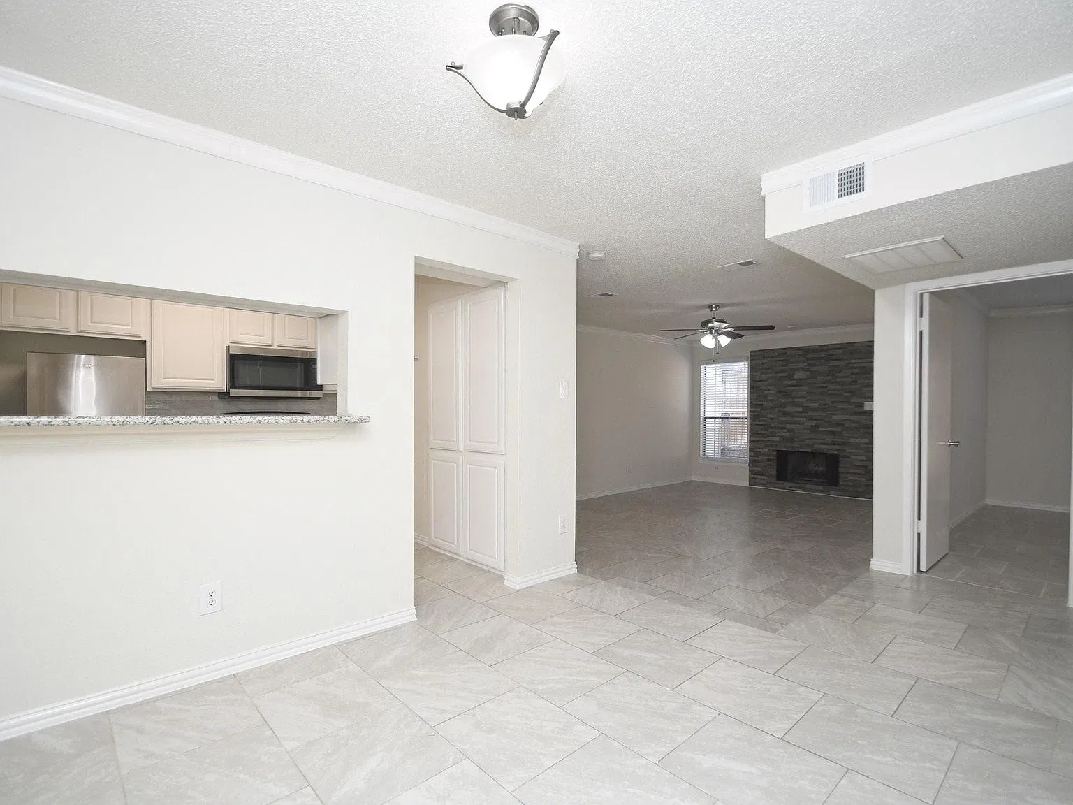 1 bed, 1.0 bath, 793 sqft, $1,195 — Photo 4