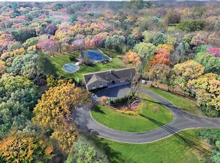 81 Woodhollow Ct, Syosset, NY 11791