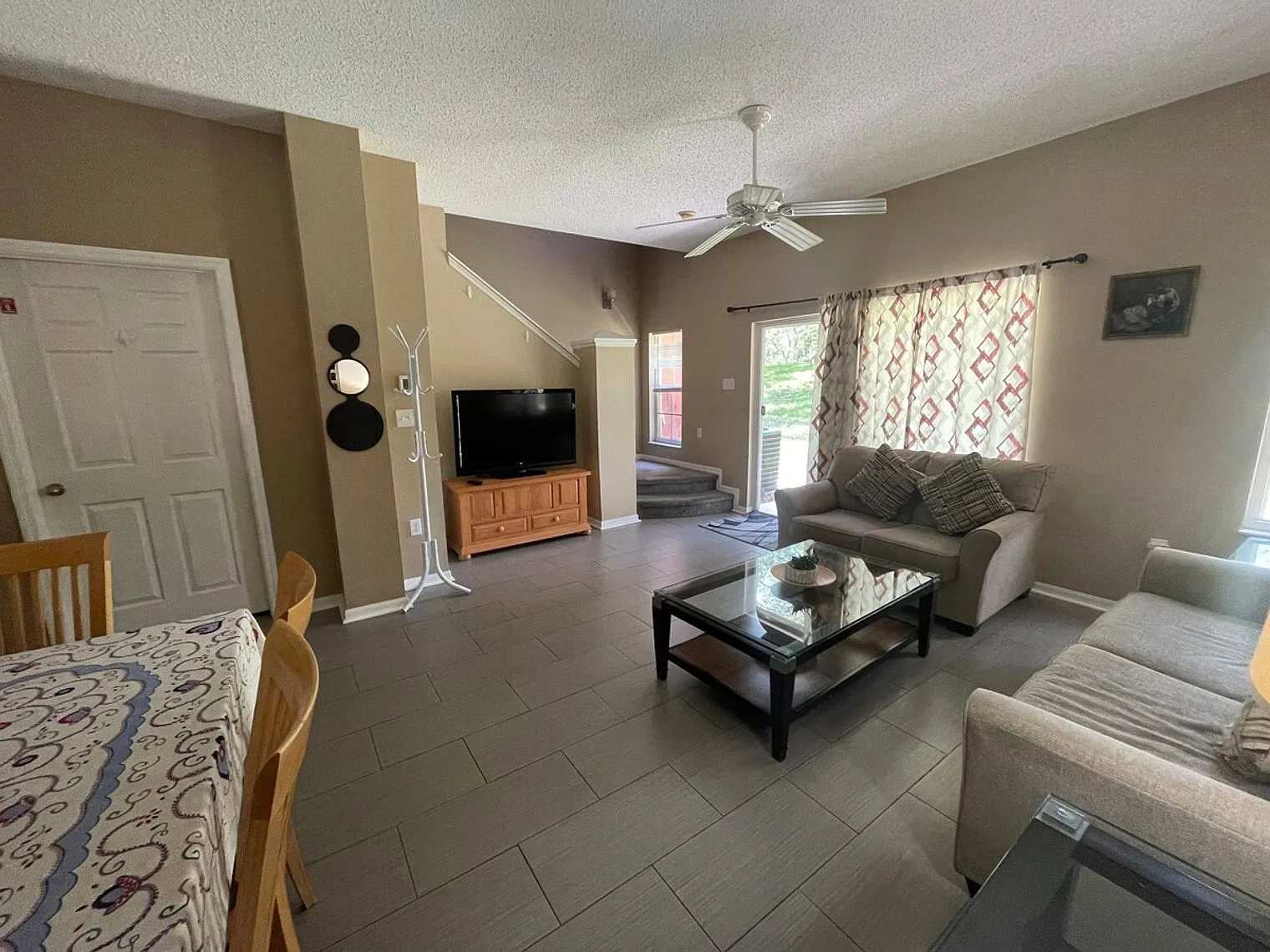 3 bed, 2.5 bath, $4,111 — Photo 3