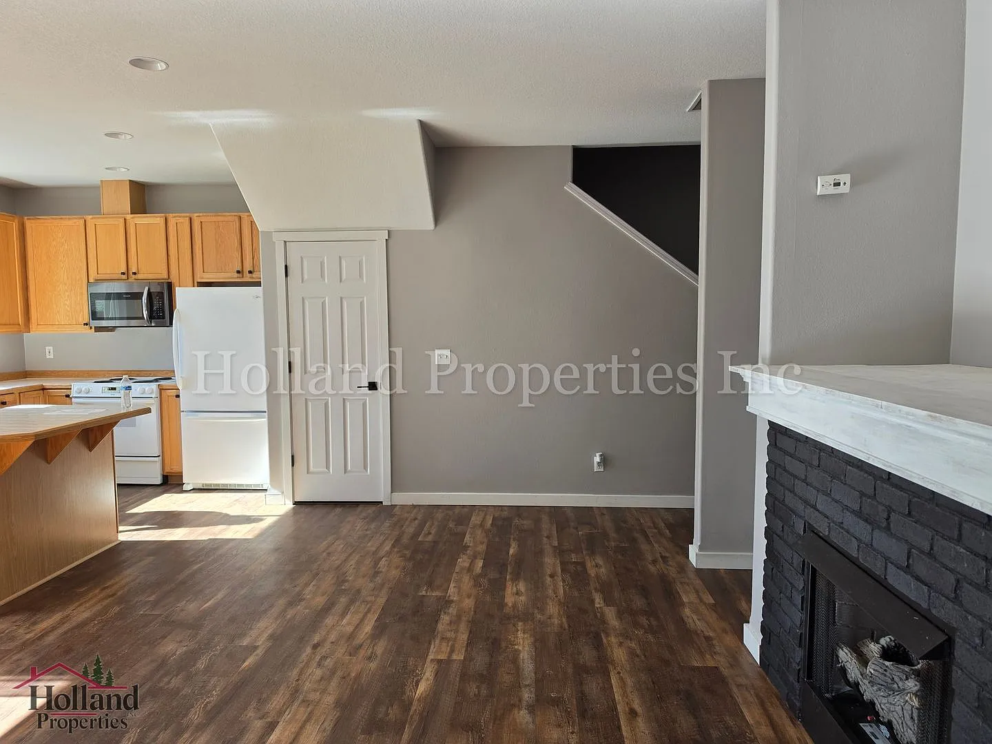 Stunning & Spacious 3-Bedroom Home In Beaverton Vaulted Ceilings & A/C! New Price $2,295!! — Photo 3