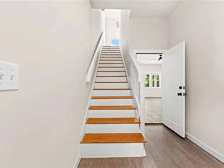 221 Columbus Dr — Photo 21