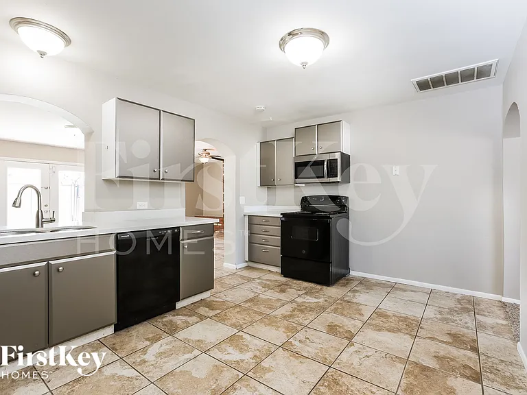 205 E Orchid Ln — Photo 6