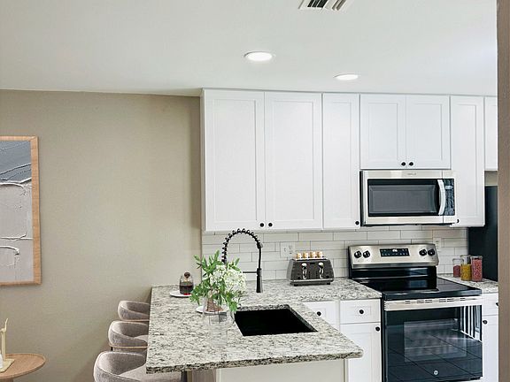 3rd image of 427 NE Pine Island Ln APT 2