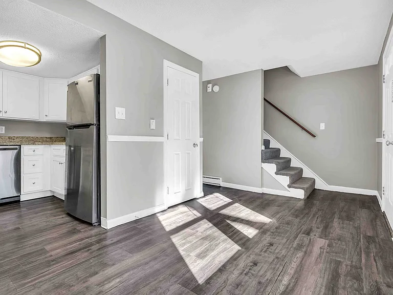 Coach Lantern Apartments — Photo 5