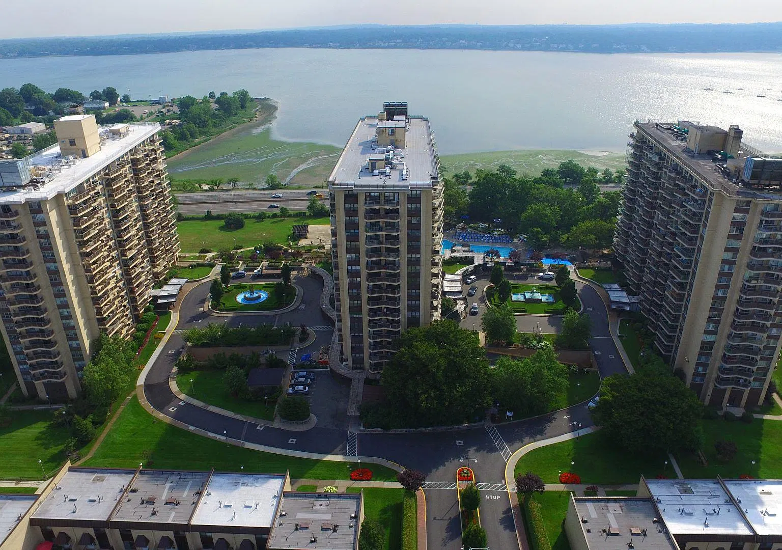 2 bed, 2.0 bath, 925 sqft, $3,500 — Photo 2
