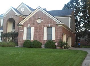 5903 Sunridge Ct, Clarkston, MI 48348