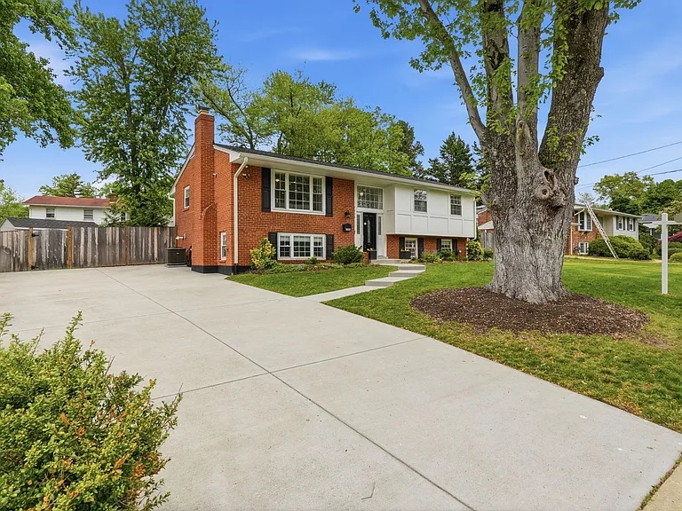 7504 Dolce Dr — Photo 46