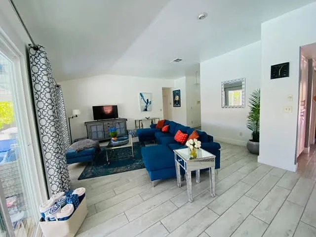 E Francis Dr — Photo 10
