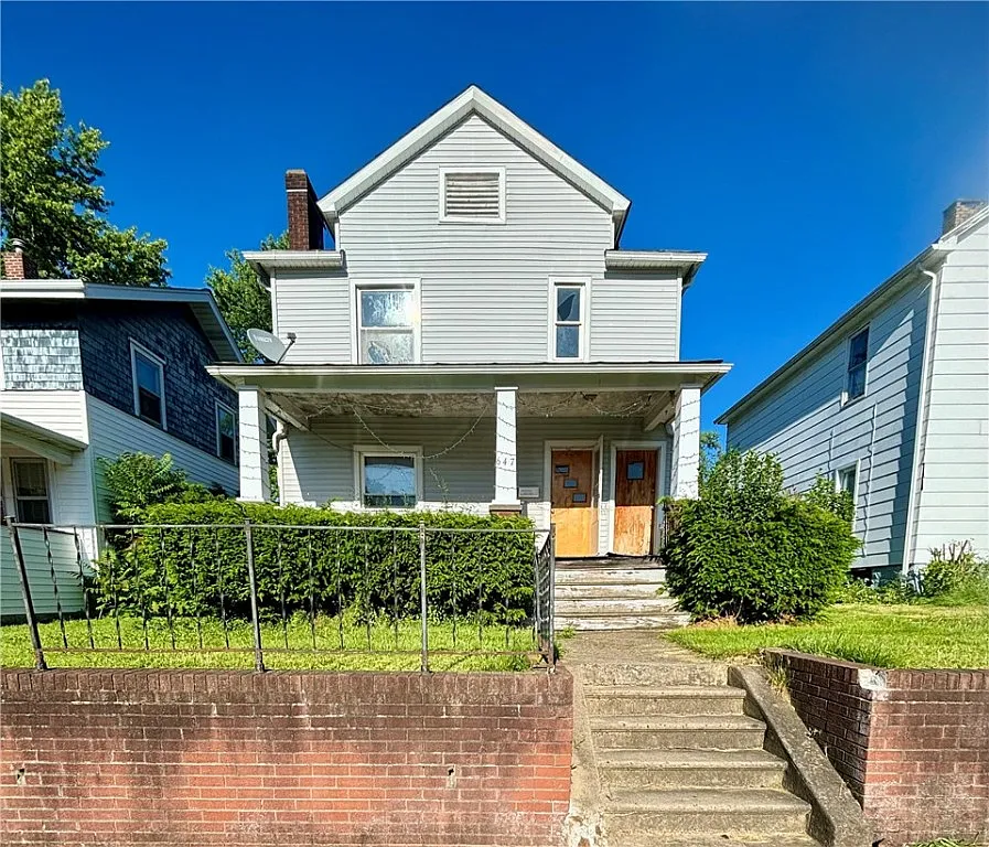 647 Spruce Ave photo 1