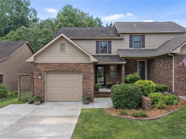 5551 Robmont Dr, Fayetteville, NC 28306