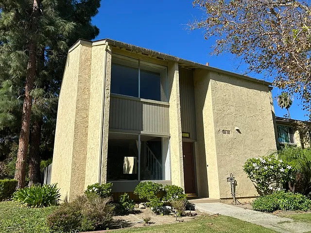 1601 Bassett Lane — Photo 2