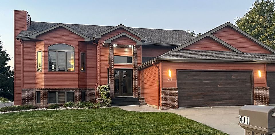 1st image of 411 20th Ave NW