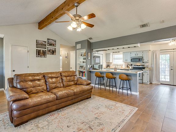2nd image of 2711 Lone Star Ln