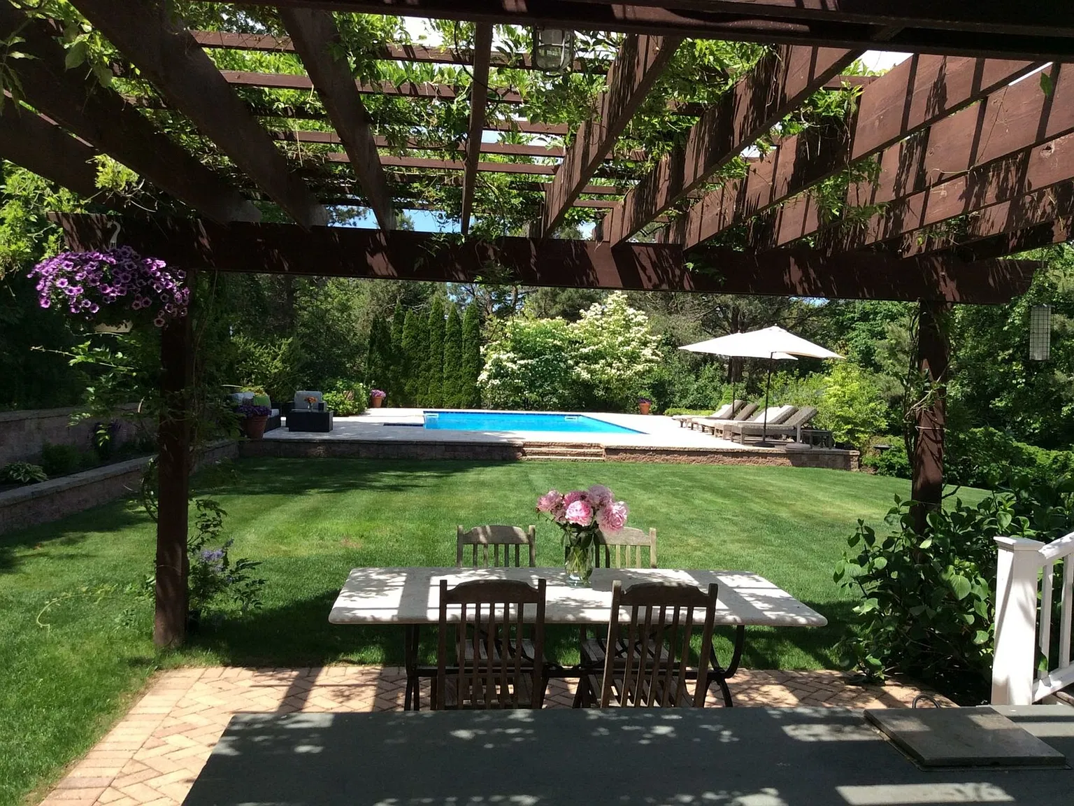 Enjoy this Traditional Home in a quite private setting! — Photo 1