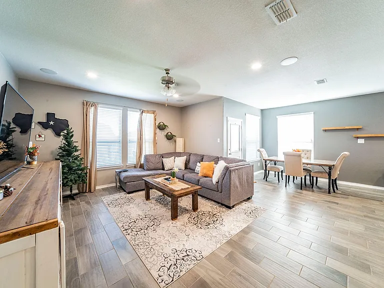 10320 Lastrup Dr — Photo 4