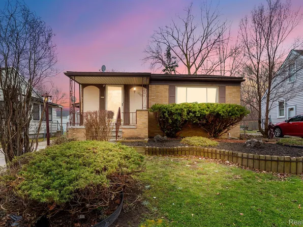 19006 Washtenaw St, Harper Woods, MI 48225