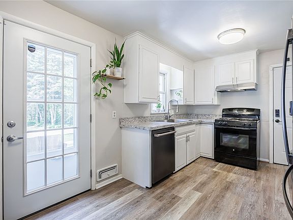 4th image of 130 Avondale Rd